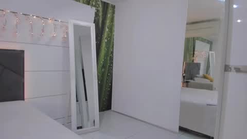 Snapshot of hollytaillor chatting on 04.29.26 HollyTaillor online show from 04.29.26