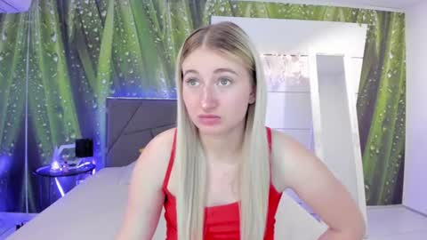 Snapshot of hollytaillor chatting on 07.19.26 HollyTaillor online show from 07.19.26