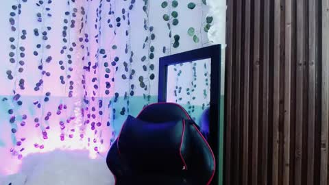 Snapshot of hollyxx_ chatting on 12.12.24 holly online show from 12.12.24
