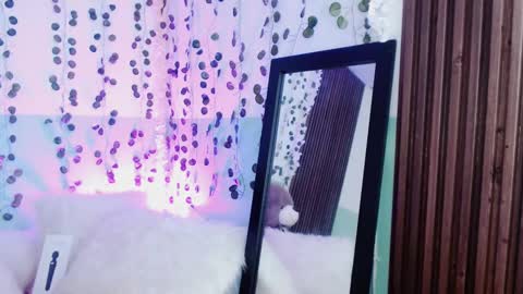 Snapshot of hollyxx_ chatting on 12.13.24 holly online show from 12.13.24