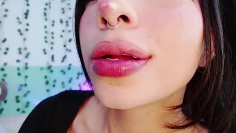 Snapshot of hollyxx_ chatting on 12.14.24 holly online show from 12.14.24