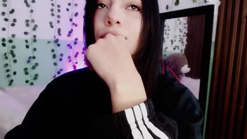 Snapshot of hollyxx_ chatting on 12.18.24 holly online show from 12.18.24