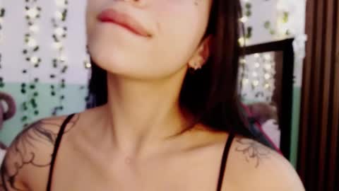 Snapshot of hollyxx_ chatting on 12.18.24 holly online show from 12.18.24