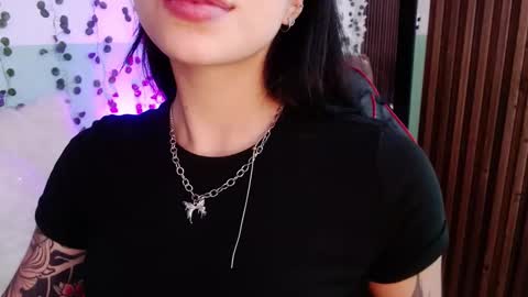 Snapshot of hollyxx_ chatting on 12.20.24 holly online show from 12.20.24