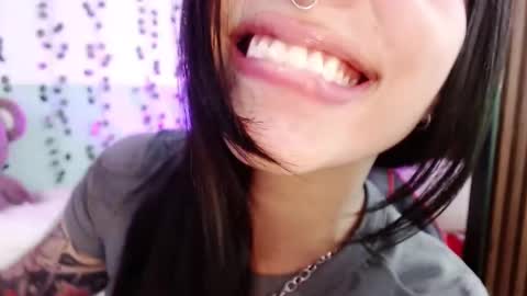 Snapshot of hollyxx_ chatting on 12.21.24 holly online show from 12.21.24