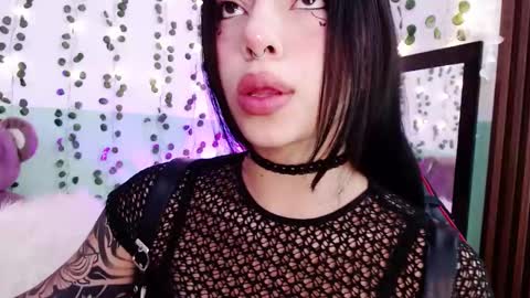 Snapshot of hollyxx_ chatting on 12.29.24 holly online show from 12.29.24