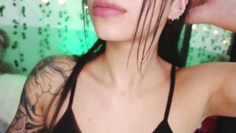 Snapshot of hollyxx_ chatting on 12.30.24 holly online show from 12.30.24