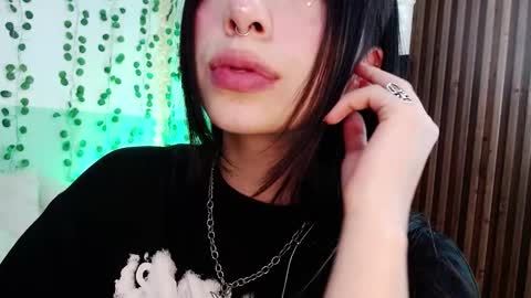 Snapshot of hollyxx_ chatting on 12.31.24 holly online show from 12.31.24