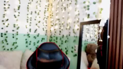 Snapshot of hollyxx_ chatting on 01.03.25 holly online show from 01.03.25