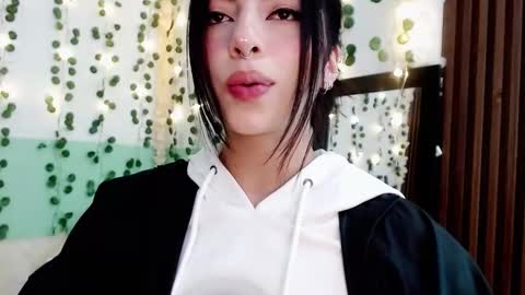 Snapshot of hollyxx_ chatting on 01.04.25 holly online show from 01.04.25