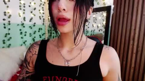 Snapshot of hollyxx_ chatting on 01.05.25 holly online show from 01.05.25