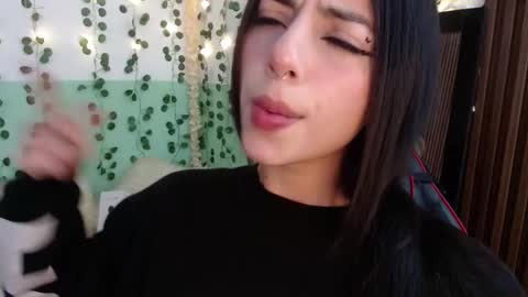 Snapshot of hollyxx_ chatting on 01.10.25 holly online show from 01.10.25