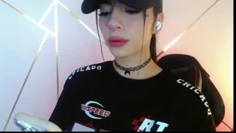 Snapshot of hollyxx_ chatting on 02.21.25 holly online show from 02.21.25