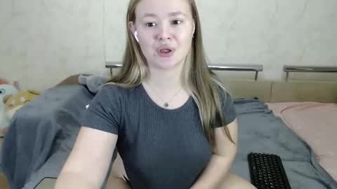 Snapshot of honey_caramelle chatting on 01.11.25 honey_caramelle online show from 01.11.25