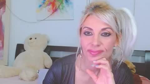 Snapshot of honey_lara chatting on 04.18.26 honey_lara online show from 04.18.26