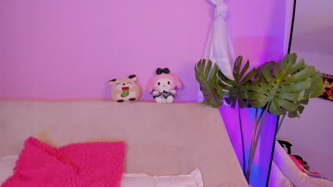 Snapshot of honey_m0on chatting on 04.17.26 Milenka online show from 04.17.26