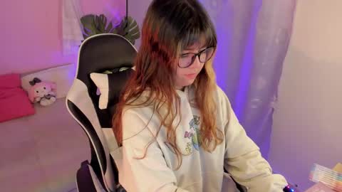 Snapshot of honey_m0on chatting on 04.28.26 Milenka online show from 04.28.26