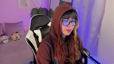 Snapshot of honey_m0on chatting on 05.08.26 Milenka online show from 05.08.26