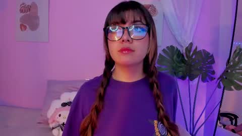 Snapshot of honey_m0on chatting on 06.25.26 Milenka online show from 06.25.26