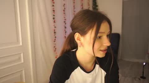 Snapshot of honey_pixie chatting on 03.05.25 honey_pixie online show from 03.05.25