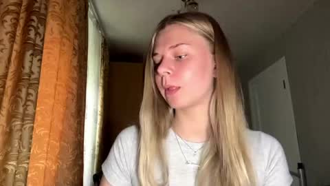 Snapshot of honeyaskren chatting on 06.01.26 Klara online show from 06.01.26