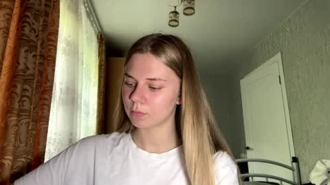 Snapshot of honeyaskren chatting on 06.02.26 Klara online show from 06.02.26