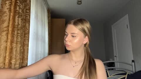 Snapshot of honeyaskren chatting on 06.03.26 Klara online show from 06.03.26