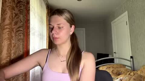 Snapshot of honeyaskren chatting on 06.17.26 Klara online show from 06.17.26