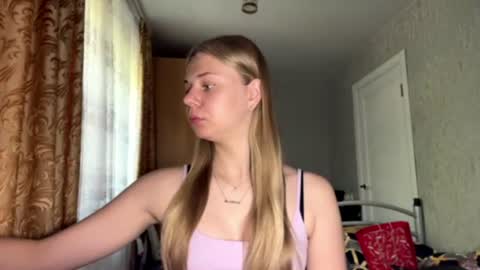 Snapshot of honeyaskren chatting on 06.23.26 Klara online show from 06.23.26