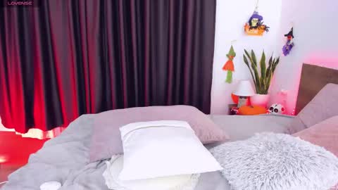 Snapshot of honeycarrol chatting on 10.27.25 HoneyCarrol online show from 10.27.25