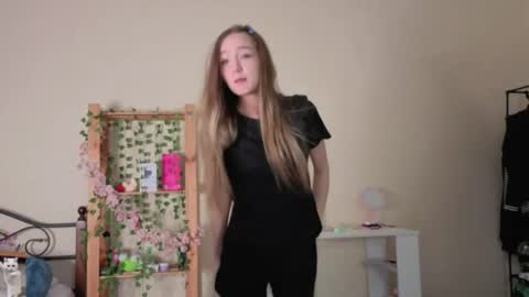 Snapshot of honeycomfya chatting on 04.18.26 Masha online show from 04.18.26