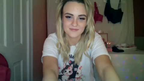 Snapshot of honeydrippinbunny chatting on 02.19.25 HoneyDrippinBunny online show from 02.19.25