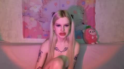 Snapshot of honeygold__ chatting on 11.22.25 Lisa online show from 11.22.25