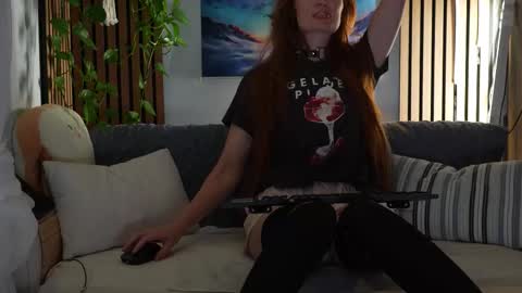 Snapshot of honeyumtoast chatting on 10.15.25 Noelle online show from 10.15.25