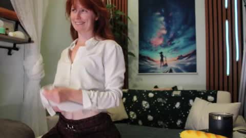 Snapshot of honeyumtoast chatting on 10.22.25 Noelle online show from 10.22.25