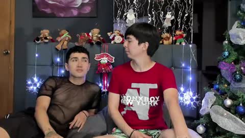Snapshot of horny_twinks_guys chatting on 12.09.24 Alex and Camilo online show from 12.09.24