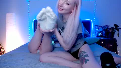 Snapshot of hornybunnys chatting on 02.14.25 Alex and Rosie online show from 02.14.25