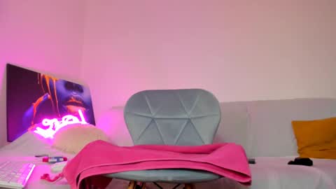 Snapshot of hornyemma_ chatting on 12.09.24 Emma online show from 12.09.24