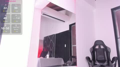 Snapshot of hot_boy_04 chatting on 10.22.25 hot boy 04 online show from 10.22.25