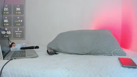 Snapshot of hot_boy_04 chatting on 12.04.25 hot boy 04 online show from 12.04.25