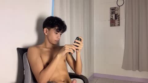 Snapshot of hot_cuteboy02 chatting on 12.20.25 Kim online show from 12.20.25