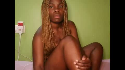Snapshot of hot_latifah chatting on 10.19.25 hot_latifah online show from 10.19.25