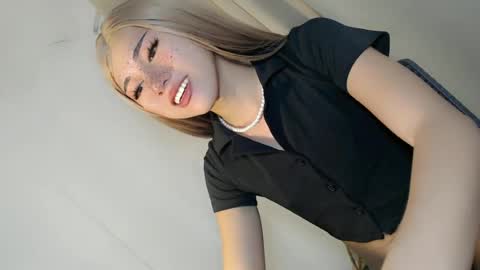 Snapshot of hot_little_angel18 chatting on 06.14.26 hot_little_angel18 online show from 06.14.26