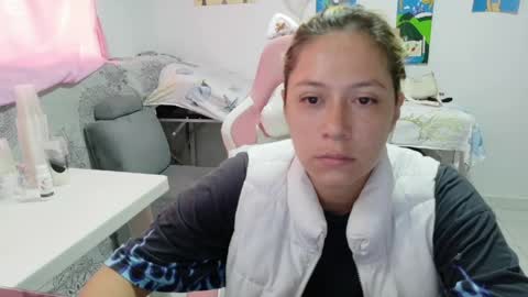 Snapshot of hot_mommymia chatting on 05.06.26 Mia online show from 05.06.26