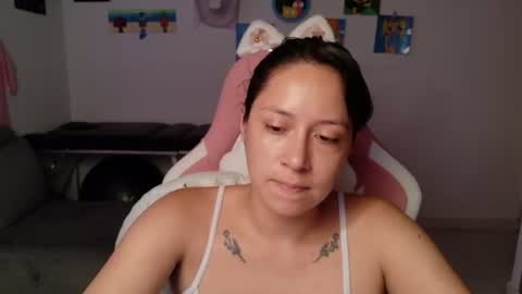 Snapshot of hot_mommymia chatting on 06.12.26 Mia online show from 06.12.26