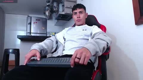 hot_twinks83 online show from 10.11.25