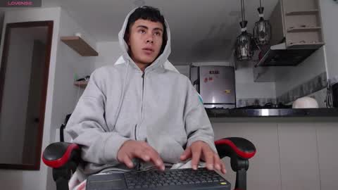 hot_twinks83 online show from 10.13.25