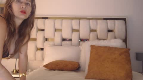 Snapshot of hotbellamilf chatting on 10.01.25 Bella Milf online show from 10.01.25