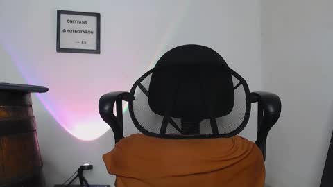 Snapshot of hotboyneon490 chatting on 01.05.25 Alex Neon online show from 01.05.25