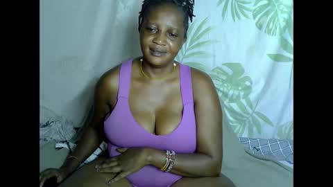 Snapshot of hotcaroo chatting on 09.18.25 Big Boobs online show from 09.18.25